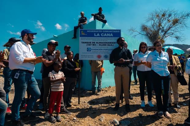 Moradores del sector La Cana, junto a representantes de Fundación
Popular y FUNDASEP.