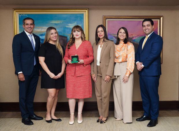 Desde la izquierda, los señores Joel García, Dinorah Grullón, Antonia Antón de
Hernández, María Povedano, María Badía y Carlos Gabriel Díaz.