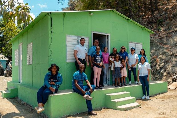 Moradores de una las viviendas construidas junto a miembros del Banco Popular y
otras instituciones.