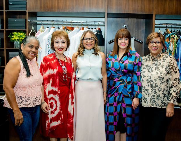 Miguelina Santos, Rosa Maria Nadal, Isabel Reynoso, Yanira Fondeur de Hernández y Rosa Roa de López.