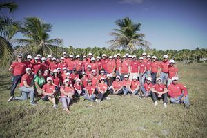 Voluntarios en Acción de Claro participan en jornada de siembra de mangles
