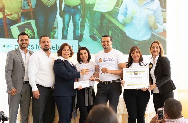 La señora Cruz Amalia Rodriguez entrega premio al primer lugar.