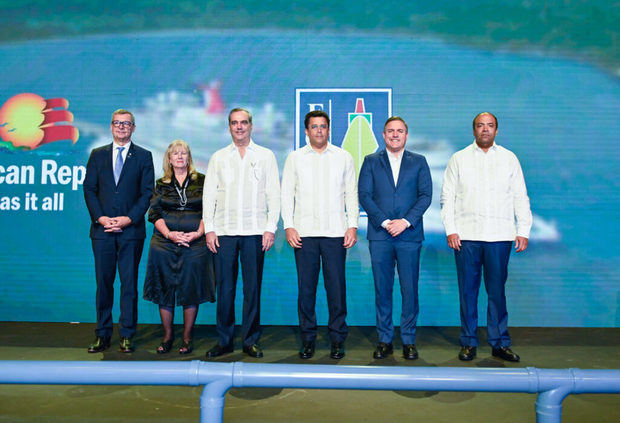 Michael Bayley, CEO Royal Caribbean Cruises; Michelle M Paige, CEO FCCA; Luis Abinader, presidente de la República; David Collado, ministro Turismo RD; Jean Luis Rodriguez, director Autoridad Portuaria Dominicana y Samuel Pereyra, Administrador Banco de Reservas.