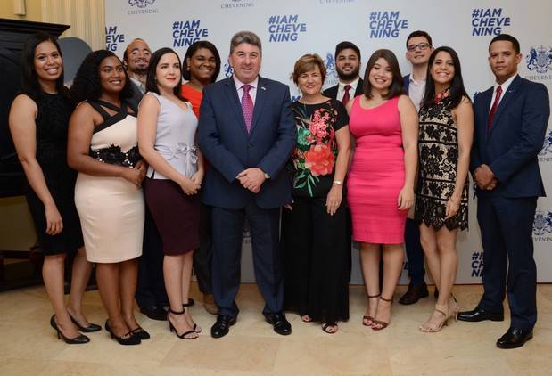 El Embajador Chris Campbell y Sharon Campbell junto a los becarios Chevening 2017-2018