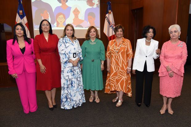 Kismet Madera, Julissa Jiménez, Clara Smelter de Sánchez, Mildred de Sánchez Noble, Nancy Nicasio, Rhina Ibert y Margarita Mendoza.