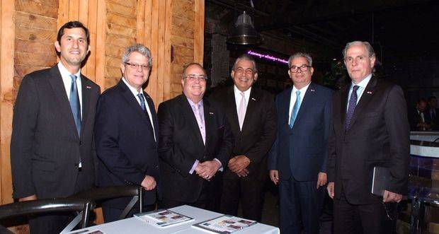 Desde izquierda, Rafael Herrera, Gustavo Tavares, presidente de la Cámara Americana de Comercio; senador Charles Mariotti, el cónsul Carlos A. Castillo, senador Heinz Vieluf y David Fernández. 