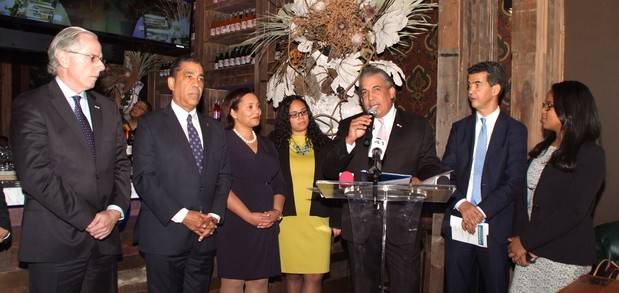 Carlos A. Castillo se dirige a los asistentes al almuerzo-conferencia sobre Posibilidades de Desarrollo e Inversiones en el Norte de Manhattan, en compañía del congresista Adriano Espaillat, senadora Marisol Alcántara, asambleísta Carmen De la Rosa, concejal Ydanis Rodríguez, David Fernández  y Stephannie  Y. Miliano.