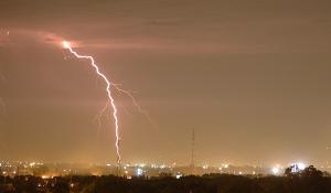 Aguaceros y tormentas eléctricas por defectos de onda tropical y vaguada