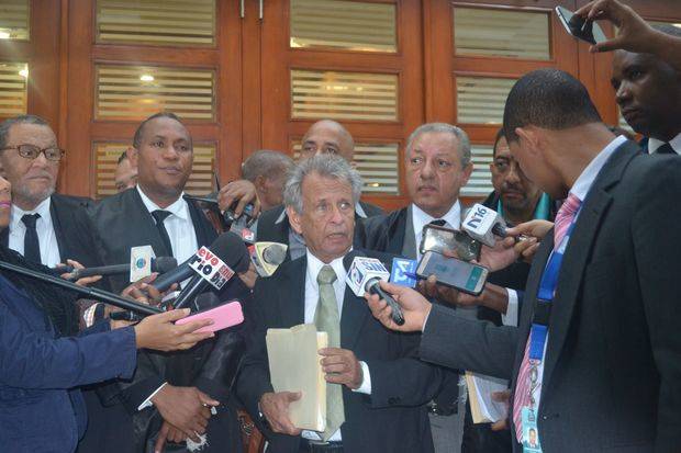 Enrique de León, vocero del Comité Nacional de Lucha Contra el Cambio Climático, CNLCC, ofrece declaraciones, el 24 de abril pasado, tras el Tribunal Constitucional conocer, en audiencia pública, la acción de inconstitucionalidad contra el decreto 6-17 y la comisión de notables interpuesto por el colectivo.