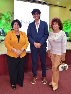 Amanda Manzueta, Juan Sebastián Cabral Simó y Virginia de Simó.