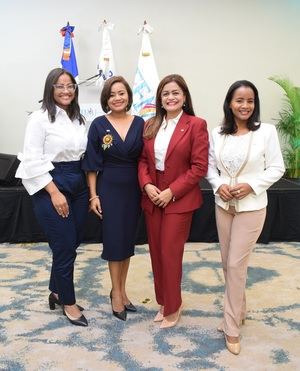 Danielis Fermín, Derisee De León, Awilda Florencio y Miosotis De León.
