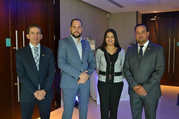 Presentes en el acto:l viceministro de Cultura, Cayo Claudio Espinal, y Cornelia  Diethelm, directora de la Fundación Musik übers Meer, a su lado, Ángel Mejía, , y Bernhard Schurch, cónsul de Suiza.