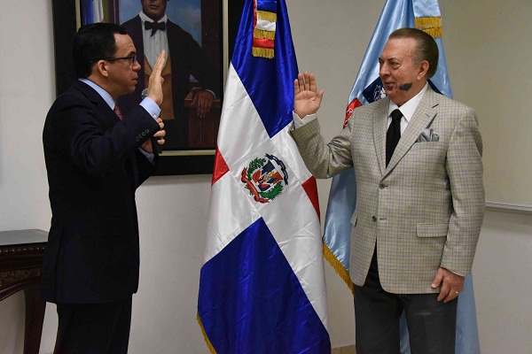 El ministro de Educación Andrés Navarro en calidad de presidente del Consejo Nacional de Educación, juramentó al ministro de Cultura Eduardo Selman como miembro del Consejo.   