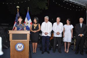 Embajadora de EE. UU., Robin Bernstein, realiza recepción en residencia diplomática