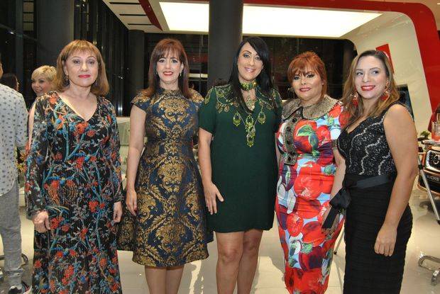 Francia de Pérez, Yanira Fondeur, Rommy Grullon, Gianina Azar y Michelle Pérez. 