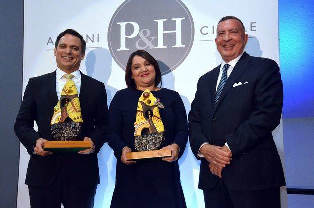 Galardonados Luis Henry, Elizabeth Mena y Ricardo Pellerano.