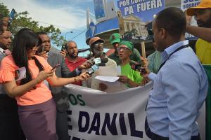 Realizan plantón por la destitución del presidente Danilo Medina