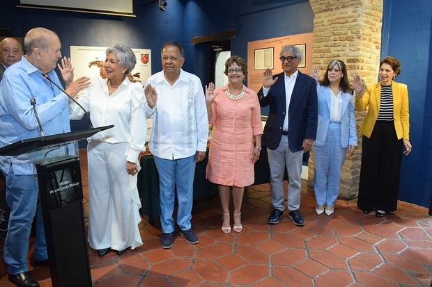 Fabio Herrera toma el juramento de la nueva directiva presidida por Olga de los Santos; Rudyard Montas, Verónica Sención, Hugo Suriel, Soraya Pérez Gautier y Maria del Carmen Ossaye.