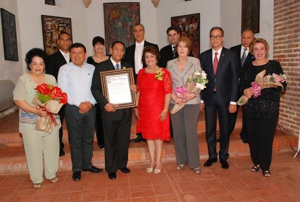  Frank Lendor junto a los miembros de la compañia de Cantantes Liricos. Veronica Sencion, Jose Marmol, Arva Ojeda, Leyla Perez y Carmen Heredia de Guerrero