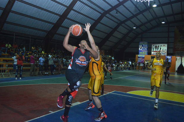 Ganadores del 7mo. Torneo de Baloncesto Superior Santo Domingo Norte