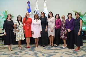 Parte de la actual directiva de la FEM junto a la presidenta Amarilys Duran Salas.