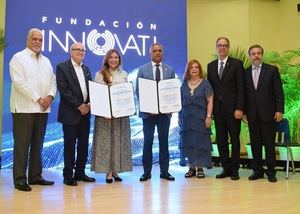 La alcaldesa Carolina Mejía y el viceministro de la Presidencia Joel Santos reciben su premio AMP.