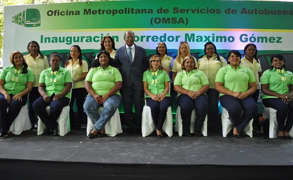  Héctor Mojica acompañado con las mujeres conductoras de OMsa