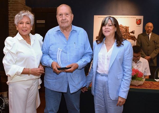 Olga de los Santos y Soraya Pérez Gautier entregan un reconocimiento a Fabio Herrera.