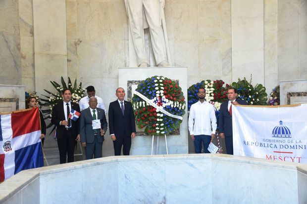 Franklin García Fermín deposita ofrenda floral en el Altar de la Patria.