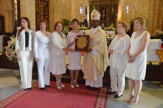 Clary Campos, Clary Campos Nivar, Maria Cristina de Farias, Emma Valois, el nuncio Okolo, Amada Pitaluga Nivar y Amada de Gonzalez..