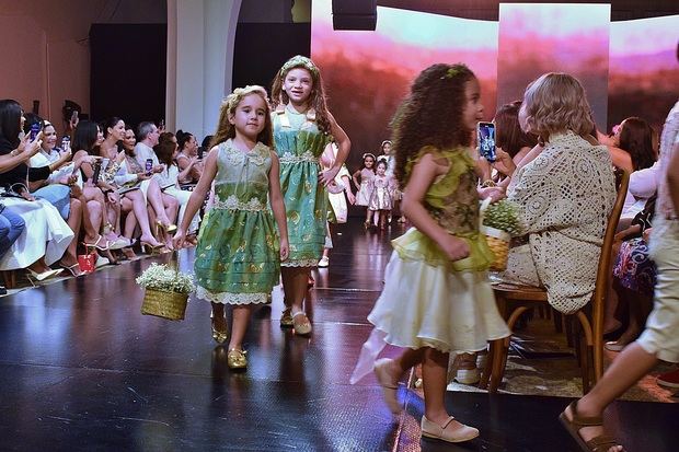 Niños modelando los diseños de Isabel Reynoso.
