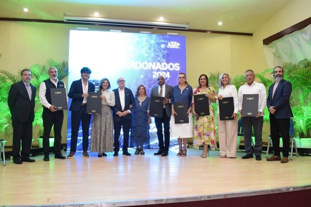 Los reconocidos junto a la directiva de Fundación Innovati.