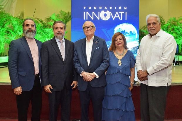 Ricardo, Etienne y don Luis Sánchez Noble, Mildred Josefina Bergés de Sánchez y Gustavo Bergés.