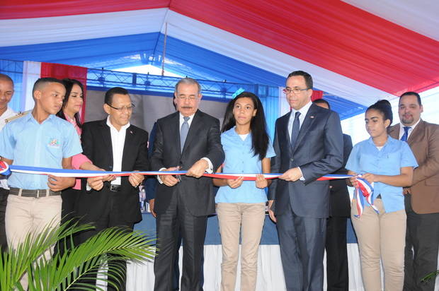 Presidente inaugura escuelas.