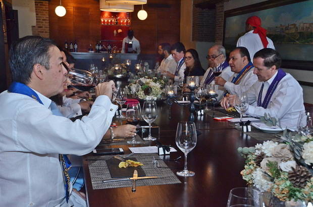 Degustación de grandes vinos franceses en un encuentro Amical de la Chaîne des Rôtisseurs