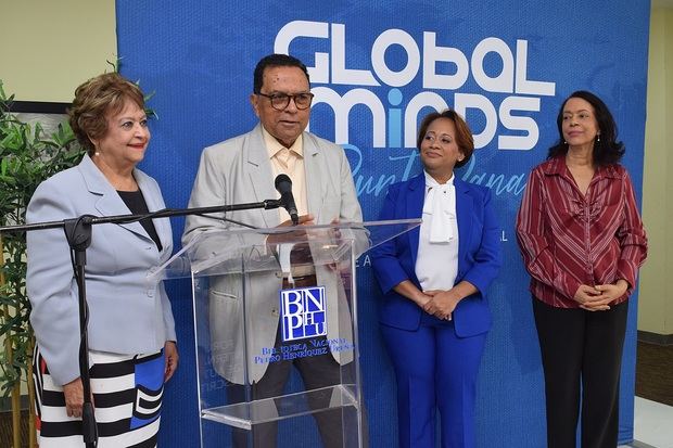 Rafael Peralta Romero habla junto a Verónica Sencion, Euselandia Alcántara y Emilia Pereyra.
