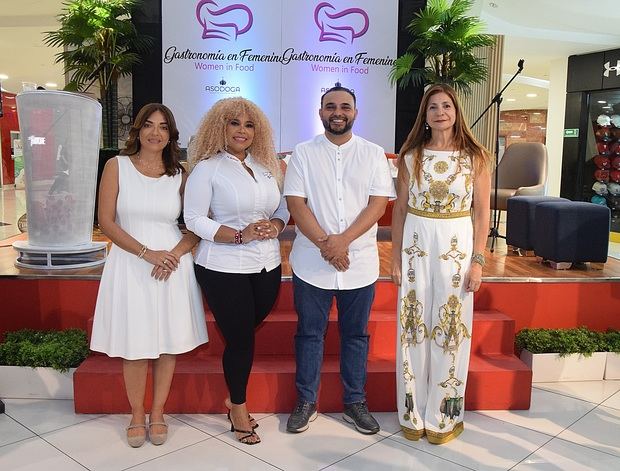 Sabrina Suriel Lizaldo, Carolina Arias, Saverio Stassi y Luisa Feliz.
