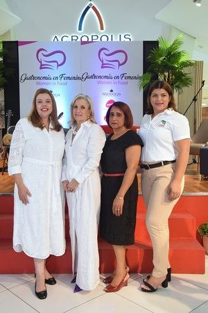 Dolnidi Franco, Desirée Domit, Dominga Gertrudis Ureña y Clarine
Balbuena.