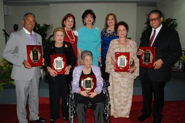 Emma Valois, Maria Cristina de Farias y Mildred de Sanchez Noble con los reconocidos.