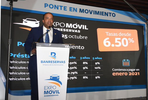 El administrador general de Banreservas, Samuel Pereyra, anuncia las tasas de Expomóvil que se celebrará hasta el domingo, simultánemente en todo el paìs..
