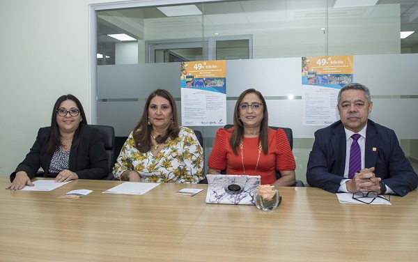 La presidenta del Voluntariado Banreservas, Jacqueline Ortiz de Lizardo, anuncia la convocatoria al 49º Concurso Navideño de Pintura Infantil. La acompañan Saida Fernández, directora general de Capital Humano de Banreservas; Nancy de Menicucci, directora del Centro de Arte Nidia Serra, y Orión Mejía, director general de Comunicaciones y Mercadeo de la entidad financiera.