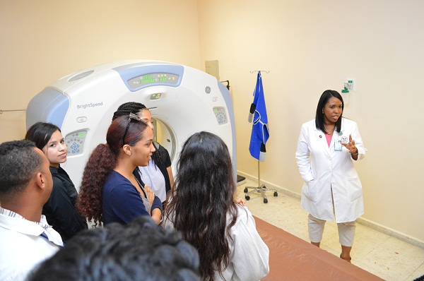 La Doctora Ruth Esther Araujo, Directora General del Hospital Docente Padre Billini, durante  el recorrido por las instalaciones del centro  con los estudiantes de la Universidad de Houston. 