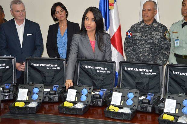 Claudia Franchesca De Los Santos, directora del INTRANT, anunció  la llegada de  alcoholímetros 