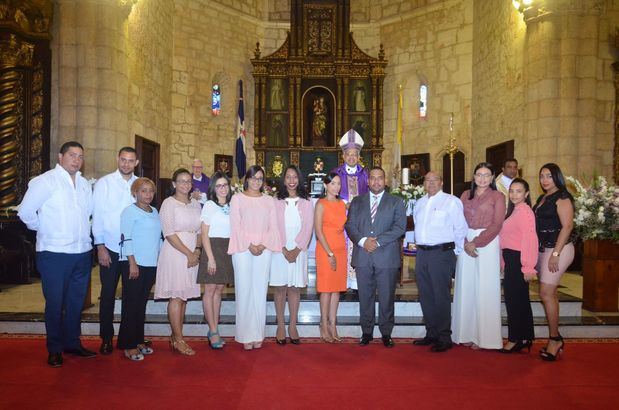 Monseñor Francisco Ozoria Acosta junto al licenciado Jorge A. López Hilario y el staff de la firma.