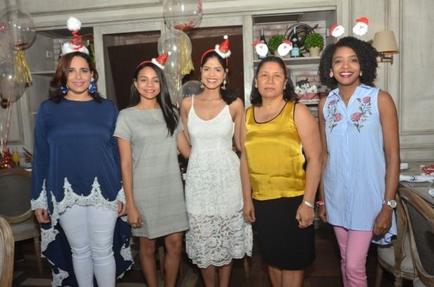 
Elizabet Gutierrez, Karla Polonia, Elinee Olaverria, Ana Gomez y Milian Reyes Solano.
