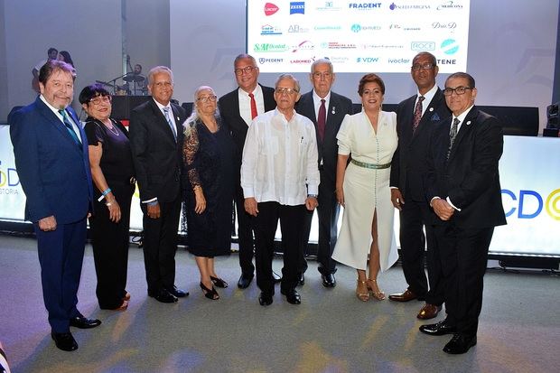 La doctora Virginia Laureano junto a pasados presidentes del Colegio Dominicano de Odontólogos.