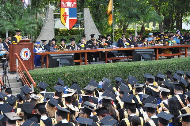 Mesa principal y graduandos.