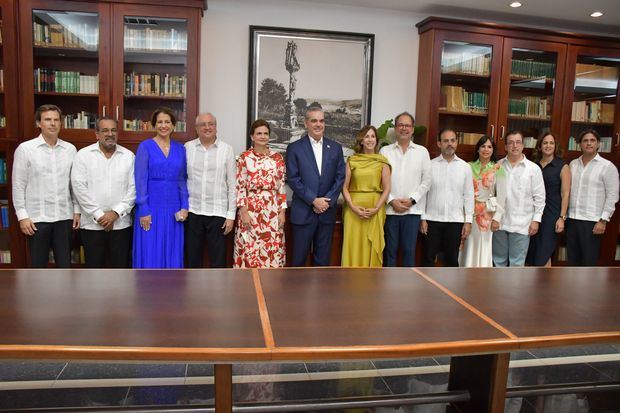 El presidente Abinader y la vicepresidenta junto a integrantes de Compromiso Santiago con sus esposas.