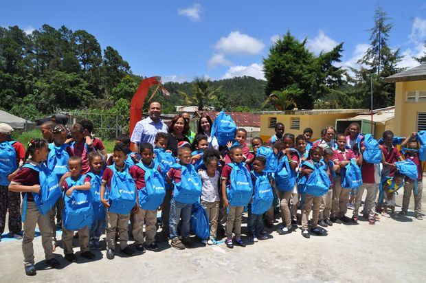 Parte de los 150 niños y niñas que recibieron sus útiles escolares en la comunidad Arroyo Frío, Constanza.