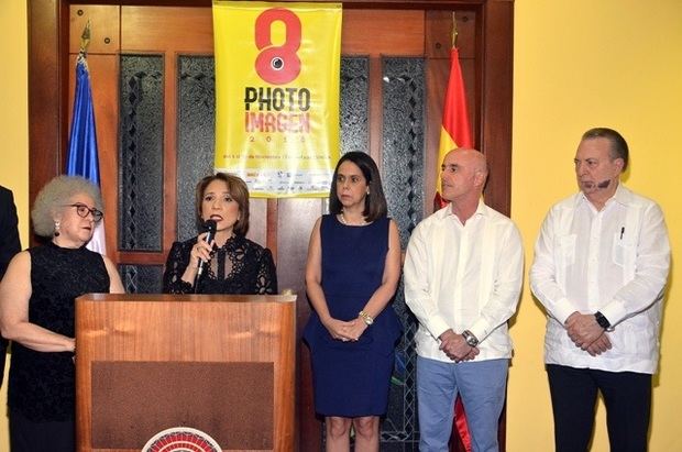 Ylonka Nacidit Perdomo habla sobre la exposición. A su lado Myrna Guerrero, Maribel Bellapart, Alejandro Abellán y Eduardo Selman, ministro de Cultura.